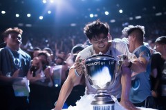 Faker再捧全球总决赛召唤师奖杯，传奇选手泪洒现场诠释电竞追梦者精神